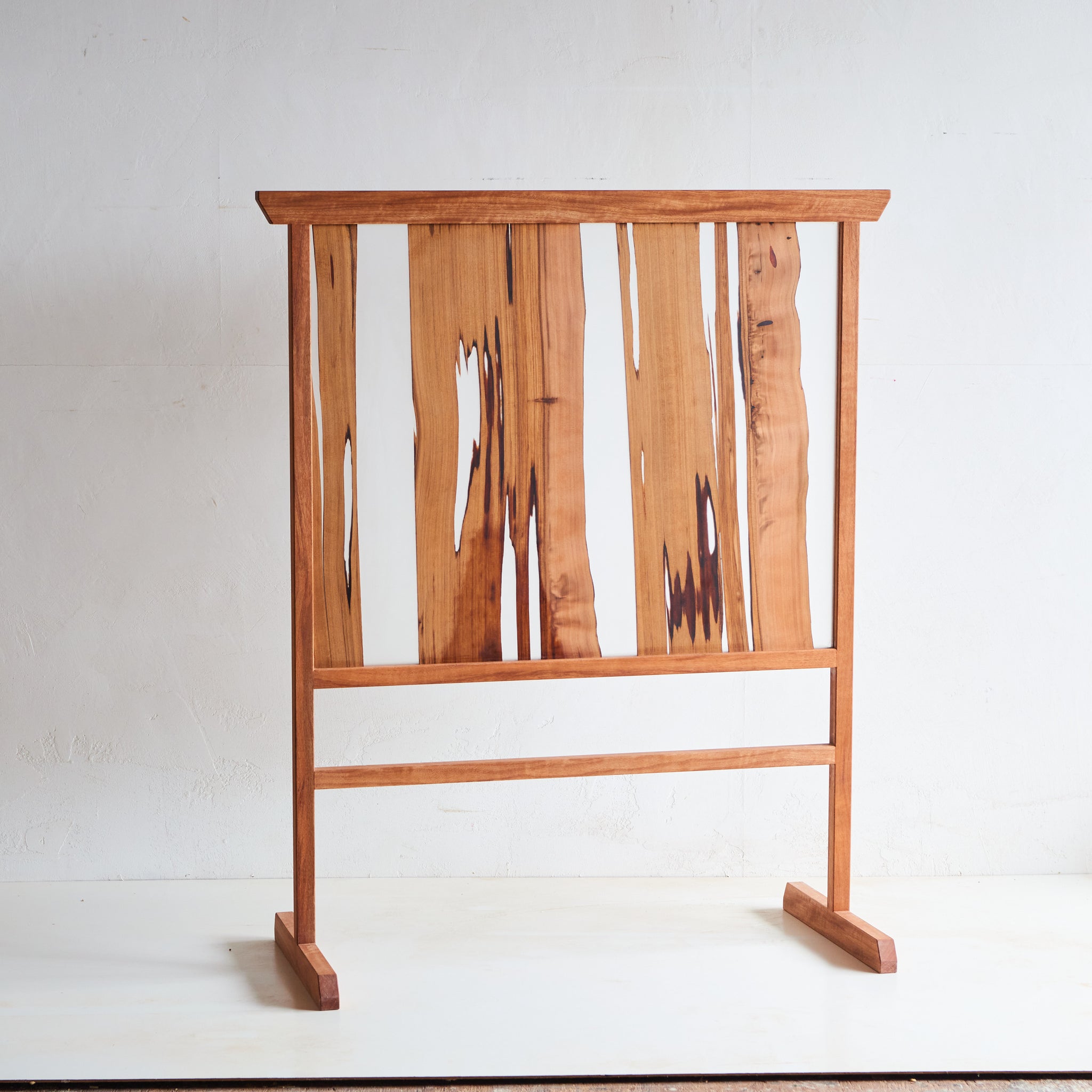 屋久杉とニアトウの衝立(パーテーション) – Retree レジン家具や