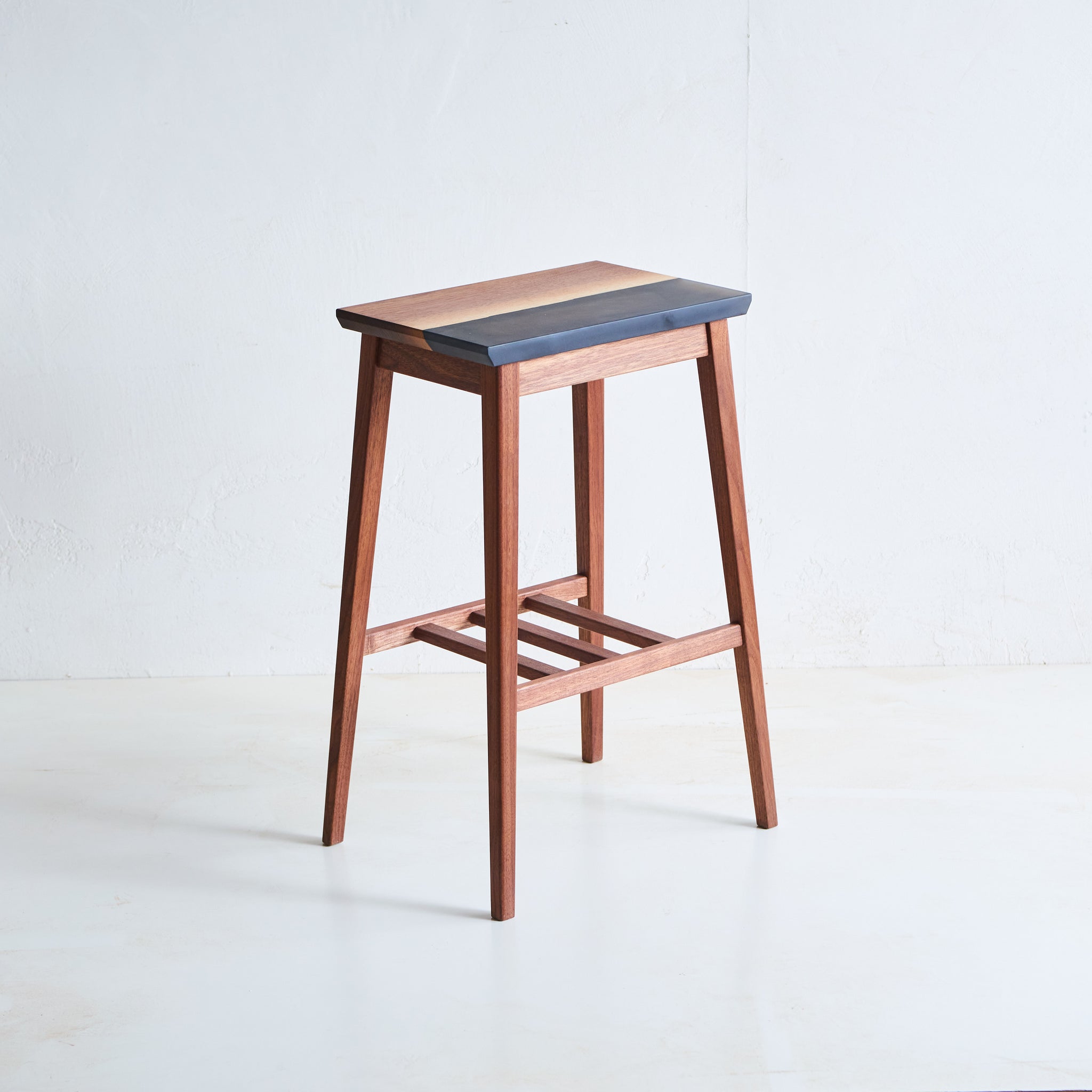 ウォールナットとブラックレジンのスツール – Retree レジン家具や雑貨